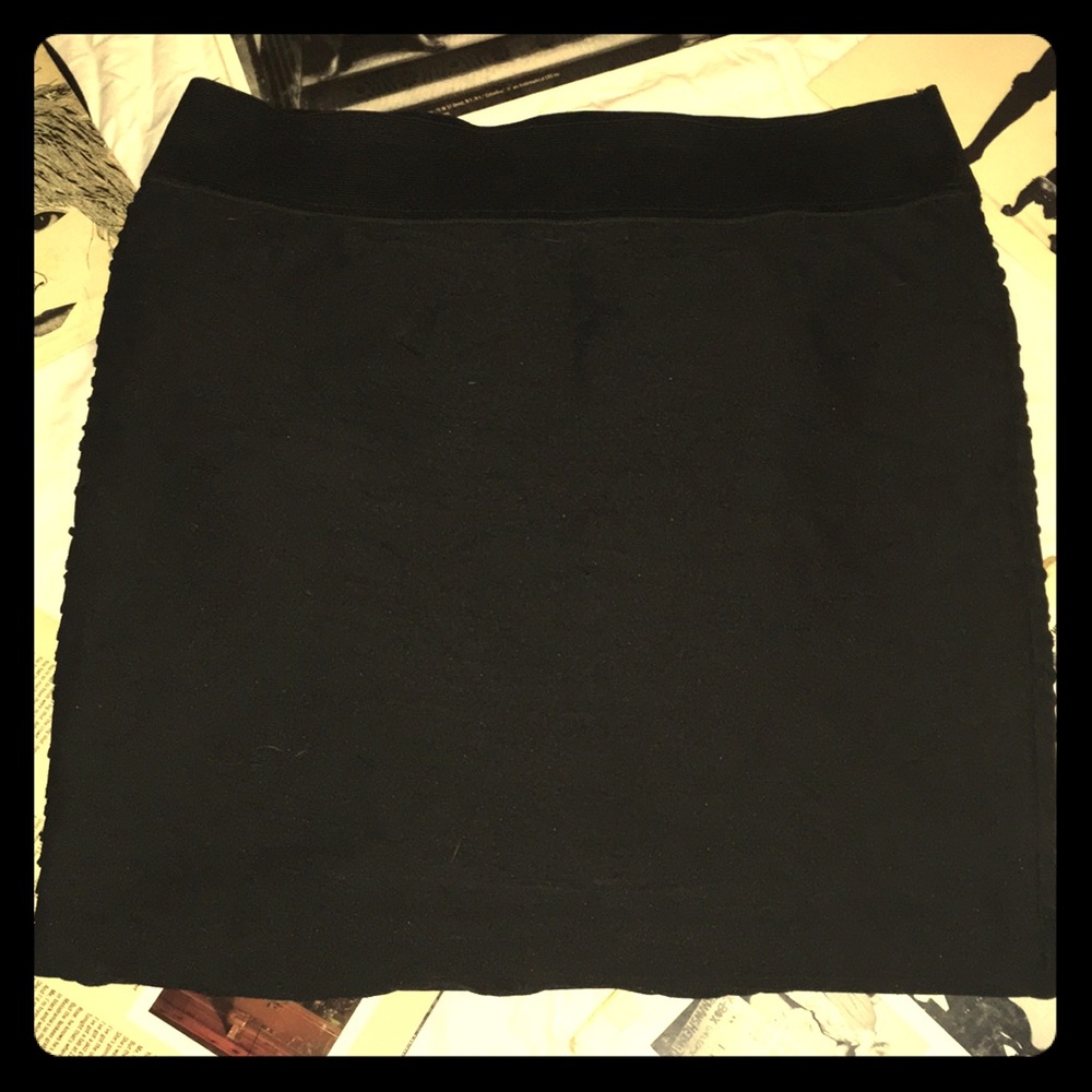 Textured wavy black pencil skirt